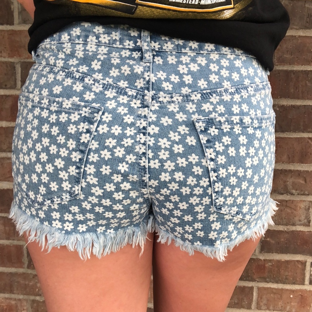 Bullhead High Rise Daisy Shorts - Picture 2 of 7